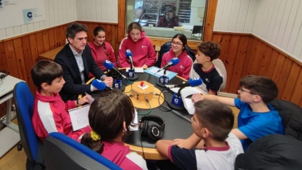 Alumnado del colegio Franciscanos con Javier Arias