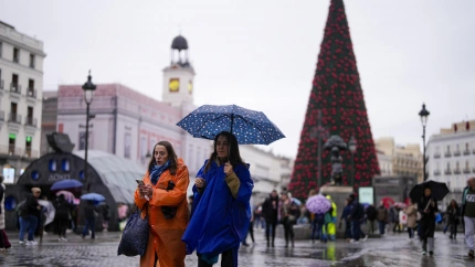 Personas pasean este sábado por la Puerta del Sol en Madrid.