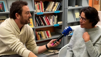 Jorge Bustos charla con Pilar. Vive en el centro de acogida San Isidro (Madrid)