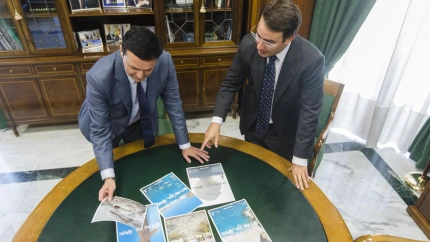 Javier A. García, presidente de la Diputación y Fernando Giménez, vicepresidente.   ALMERÍA, 18 (EUROPA PRESS)    La Guardia Civil ha detenido al presidente de la Diputación Provincial de Almería, Javier Aureliano García, así como al vicepresidente de la institución, Fernando Giménez, y al alcalde de Fines, Rodrigo Sánchez (PP), por su presuntas contrataciones irregulares en el marco de la investigación judicial del caso 'Mascarillas'.   Fuentes de la investigación han confirmado a Europa Press los arrestos que se han producido por parte de los agentes de la Unidad Central Operativa (UCO) bajo la coordinación del Juzgado de Instrucción número 1 de Almería, que instruye las diligencias.   Tanto Gimenéz como Sánchez ya estaban investigados en el marco de la causa que trata de dilucidar si se produjeron 'mordidas' en la contratación de suministro de material sanitario en la fase más aguda de la pandemia por parte de la institución provincial, principalmente mascarillas, aunque también guantes y equipos de protección individual (EPI).REGISTROS EN EL PALACIO PROVINCIAL   Los agentes han accedido al Palacio Provincial a primera hora de este martes, sobre las 8,00 horas, para realizar un registro exhaustivo en despachos de Presidencia y ordenadores conforme al auto judicial emitido por la instructora, María Belén López, toda vez que ha solicitado expedientes relacionados con las contrataciones. Además se prevén registros en domicilios particulares a lo largo del día.   La trama busca esclarecer el posible cobro de comisiones ilegales mediante la adjudicación de un contrato de material sanitario por valor de 2.036.186,24 euros mediante un procedimiento de urgencia realizado en abril de 2020, ya que el coste del mismo hecho efectivo al proveedor no alcanzó el millón de euros y se observan indicios de posibles 'mordidas'.   En el marco de la investigación judicial, el PSOE solicitó el pasado me