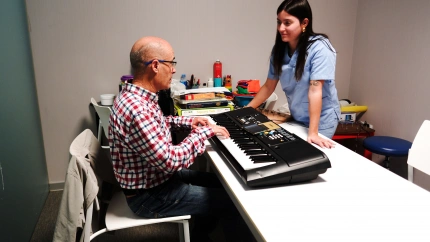 Amalia junto a Sergio en la terapia