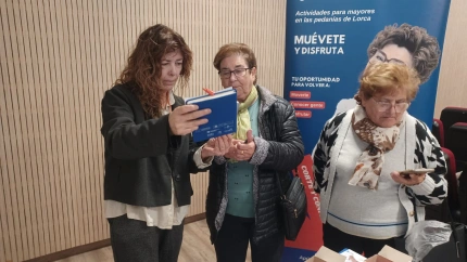 Momento en el que una técnico del Ayuntamiento ofrece ayuda una particpante del programa "Tecnomayores"