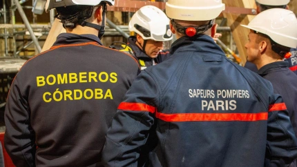 Altos mandos de los bomberos de París visitan la Mezquita-Catedral,