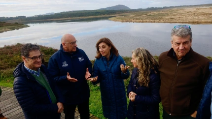 La conselleira, en el centro, durante la visita a la laguna de A Frouxeira