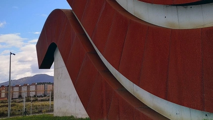 Una imagen de la sede de la ESAPA en el PEPA, con la ciudad de fondo
