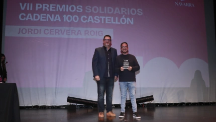 Alfonso Rodríguez de Grupo Navarra entregó el galardón a Jordi Cervera