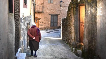 Anciana en las calles de un pueblo