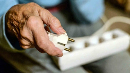 Persona mayor afectada por la pobreza energetica