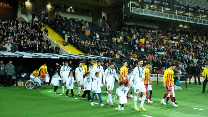 Las selecciones de Cataluña y Palestina saltan al césped de Montjuic antes de enfrentarse en partido amistoso