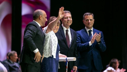 Julia Guindo recoge el premio al Reconocimiento a la Iniciativa Social 2024 del Gobierno regional y el Premio Excelente ENCLM