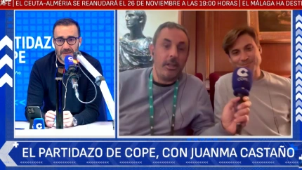 Juanma Castaño y Ángel García charlan con el capitán del equipo español en la Copa Davis, David Ferrer