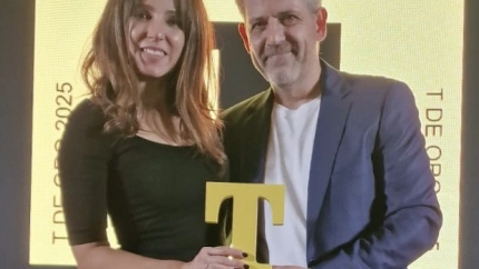 El chef Miguel González recoge el premio en la Galería Veta en el barrio madrileño de Carabanchel acompañado de su mujer, Laura