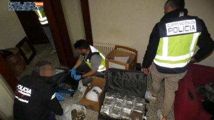 La Policía Nacional lleva a cabo un registro en el marco de este operativo