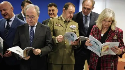 OVIEDO, 19/11/2025.- El jefe oficina logística del ejercito de tierra (BLET), Enrique Ruíz (3d), y el Presidente confederación empresarios de Córdoba, Antonio Díaz (2i), durante la presentación de la Base Logística del Ejército de Tierra (BLET), que se ubica en Córdoba, a manos de la Federación Asturiana de Empresarios (FADE). EFE/ Paco Paredes