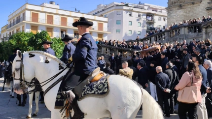 Salida del féretro de Álvaro Domecq Romero tras su funeral en la Catedral de Jerez