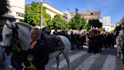 Comitiva tras el funeral de Álvaro Domecq Romero con su caballo 'Yuste' por delante