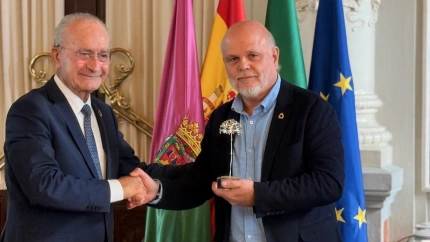 El alcalde hace entrega a Zegrí de la Biznaga de Plata de COPE Málaga.