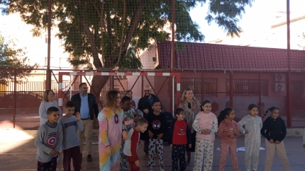 La consejera junto a Federico Padial y Silvia Pérez y los alumnos