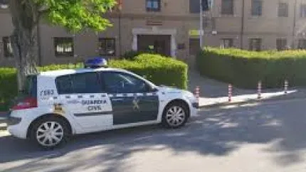 La Guardia Civil inspeccionó el vehículo tras sorprender al conductor cuando arrojaba un objeto fuera del coche siniestrado