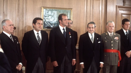Adolfo Suárez (2i), Juan Carlos I (c) y Torcuato Fernández-Miranda (3d) durante la jura del primero como presidente del Gobierno