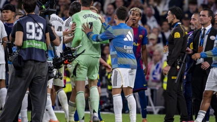 Courtois y Lamine Yamal, durante el Clásico