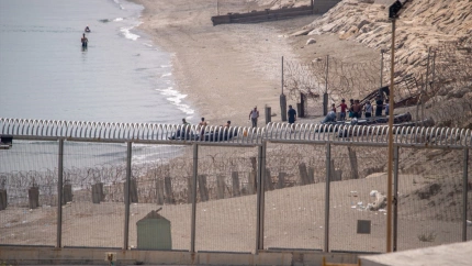 Más de una treintena de personas han sido interceptadas cuando intentaban llegar a la costa ceutí y trasladadas a bordo de una embarcación neumática de las fuerzas marroquíes