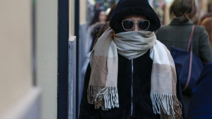Una persona se cubre con una bufanda este martes, en el que llega a la Comunidad de Madrid una bajada considerable de las temperaturas mínimas,