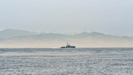 Buque de la Guardia Costera española patrullando el estrecho de Gibraltar con África detrás