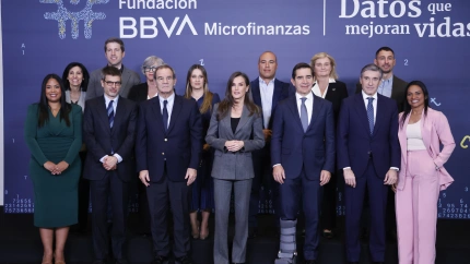 S. M. la Reina, Carlos Torres Vila, presidente de BBVA, Javier M. Flores, director general de la FMBBVA, Luis Miyahara, asesor peruano de Financiera Confianza, Elix Orozco, emprendedora colombiana de la FMBBVA