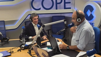 Javier Flores, director general de la Fundación Microfinanzas BBVA, con Ángel Expósito