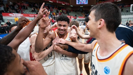 Lee Aaliya recibe las felicitaciones de sus compañeros