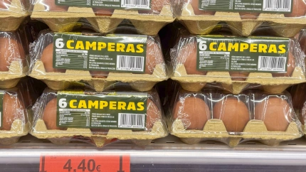 Detalle del precio 4,40 euros la docena de huevos este martes en un supermercado de Bilbao
