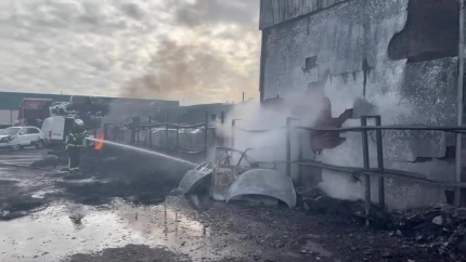 Los bomberos trabajan en la extinción del incendio