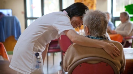 Cuidadora con anciana en una residencia
