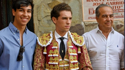 Ginés Marín, flanqueado por sus nuevos apoderados Carlos y Joaquín Domínguez