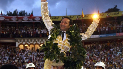 César Rincón en una salida a hombros del coso de Manizales