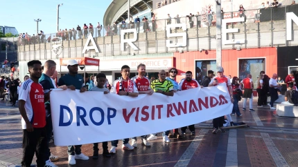 Aficionados del Arsenal protestan contra el patrocinio de Rwanda en la camiseta del club.