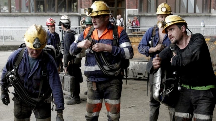 Brigadistas en el exterior del pozo María Luisa tras un rescate