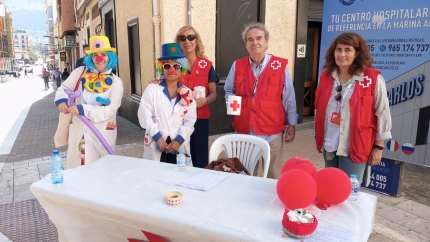 Voluntarios de Cruz Roja y asociaciones locales durante la recogida de donativos en Dénia