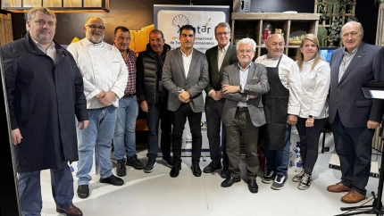 El director-gerente de Expourense, Rogelio Martínez, con representantes de las administraciones y hosteleros en el acto de presentación