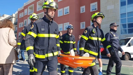Bomberos evacuando a posibles heridos