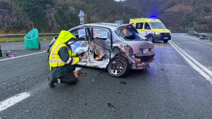Guardia Civil atiende una colisión múltiple en la NA-121-A, en Bera