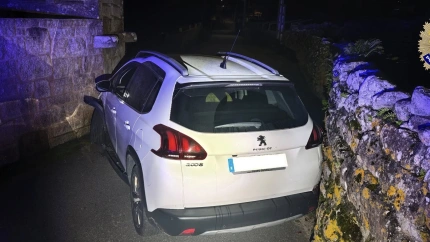 Imagen del coche empotrado entre dos muros en Ribeira