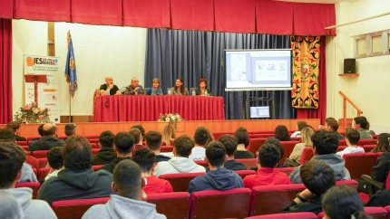 Autoridades y equipo técnico durante la presentación del proyecto en el instituto San Juan Bosco de Lorca