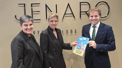 Las hermanas Fernández, de Jenaro, recogiendo el premio de manos de Javier Díaz Mosquera