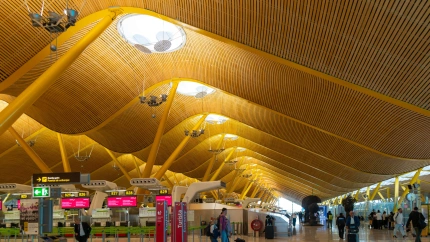 Arquitectura moderna del interior de la terminal 4 del aeropuerto Adolfo Suárez Madrid-Barajas, Madrid