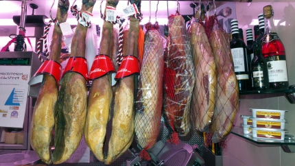 Jamones colgados en una tienda