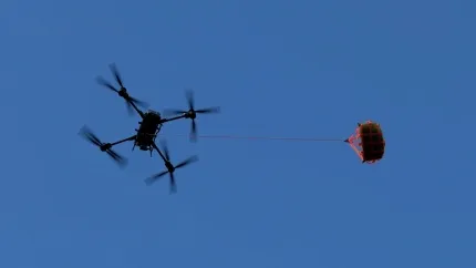 Un dron se eleva con la carga