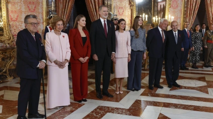 El padre de la Constitución Miguel Herrero de Miñón, la reina Sofía, la princesa leonor, el rey Felipe, la reina Letizia, la infanta Sofía, el ex presidente del gobierno Felipe González, y el padre de la Constitución Miquel Roca, durante el acto de conmemoración del 50 aniversario de restauración de la monarquía