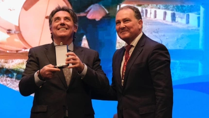 Antonio Rodríguez Cruz, tamborilero, recibiendo el premio